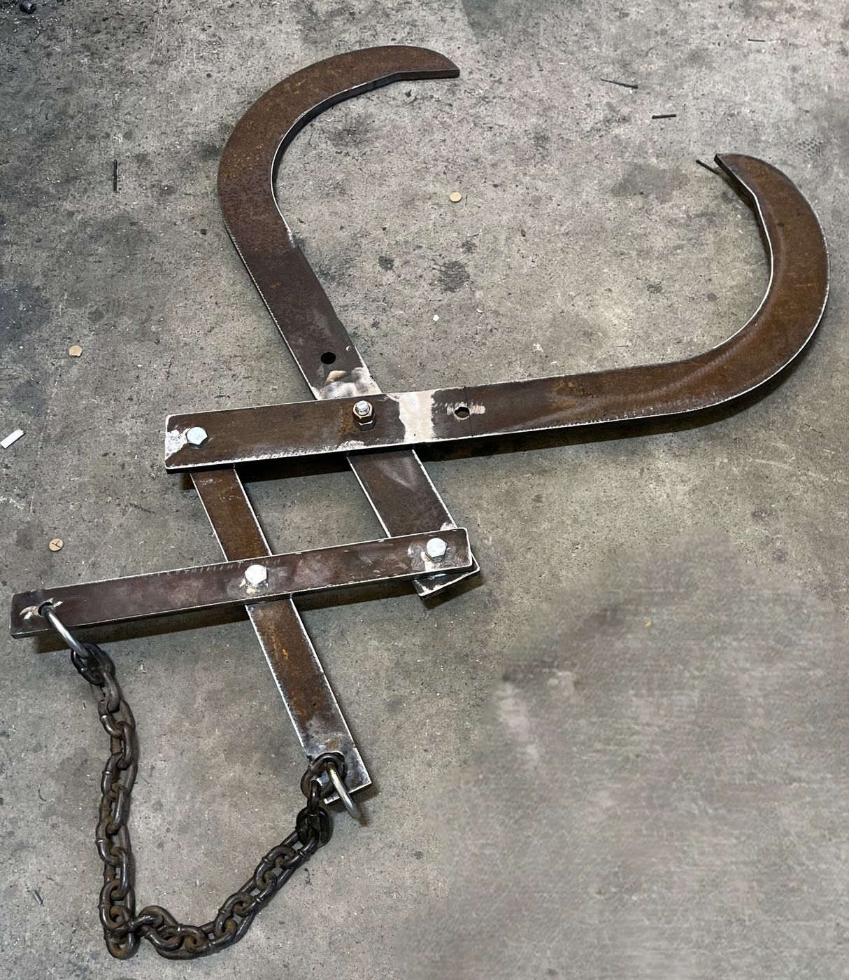 Heavy fabricated lifting hooks with a chain tie