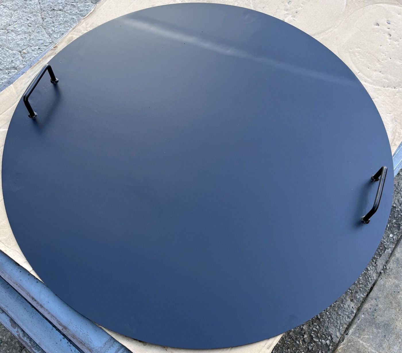 Powder-coated round fire pit lid with welded handles